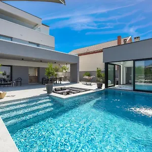 Omnia Villa
